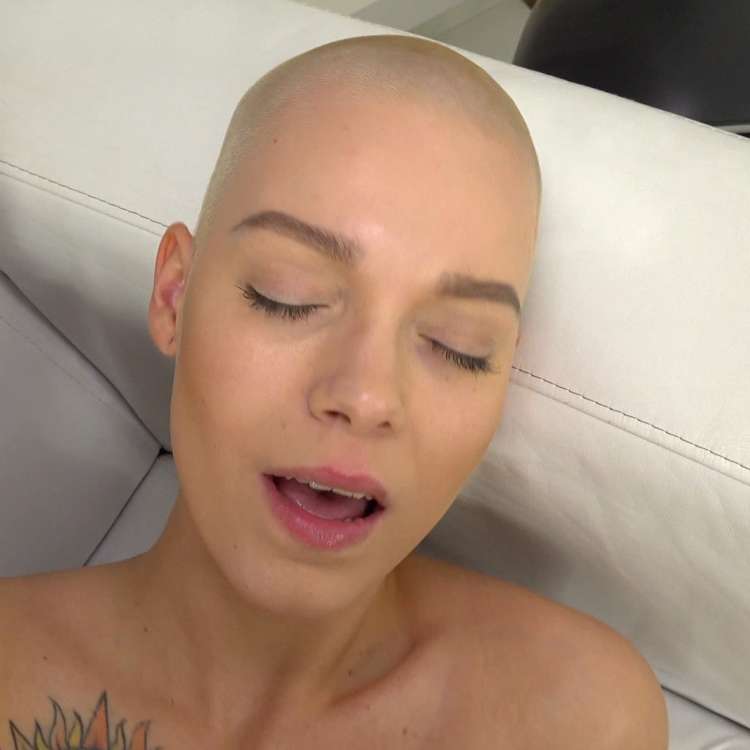 Shaved head girl in casting fuck dream | PornCZ.com